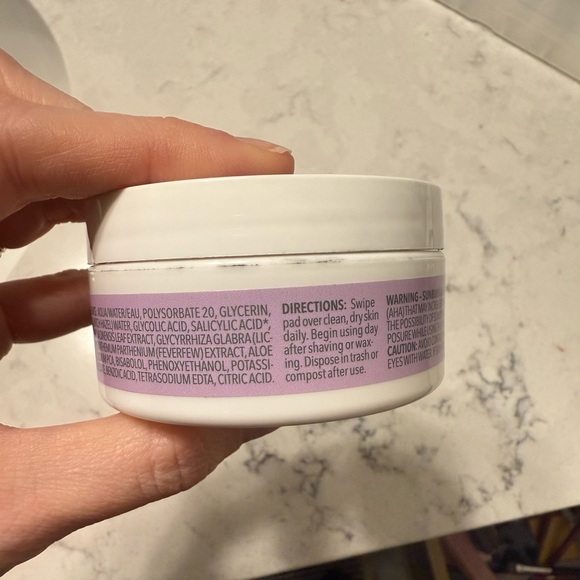 FIRST AID BEAUTY INGROWN HAIR PADs - Picture 4 of 5